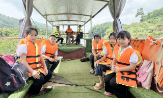 Lênh đênh "gieo chữ" giữa vùng hồ Cấm Sơn